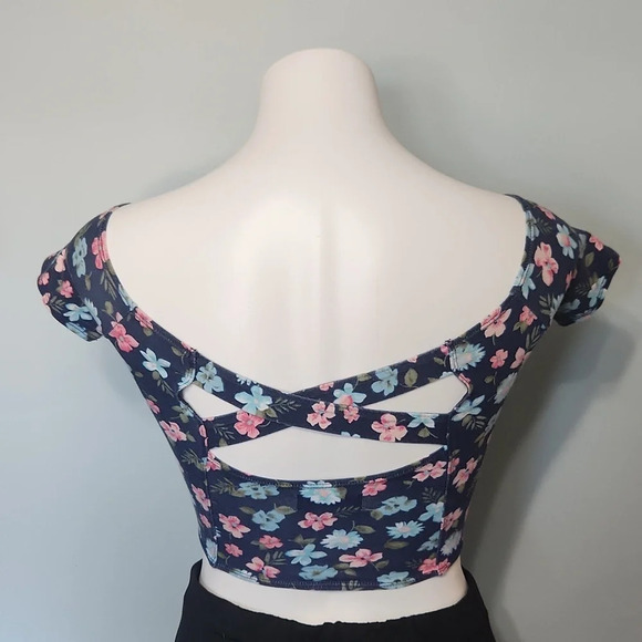 FINAL SALE Hollister Navy floral crop top - Picture 7 of 13